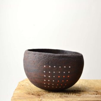 Halbkugelförmiges Gefäß mit Punktprägung