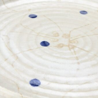 Weißer Dekorteller mit Engobenbemalung