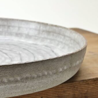 Graubrauner Dekorteller mit Engobenmalerei