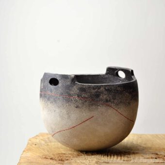 Halbkugelförmiges Gefäß mit roter Linie