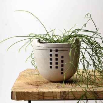 Halbkugelförmiges Gefäß mit reliefartigem Dekor