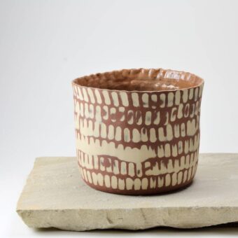 Terracottafarbenes Pflanzgefäß mit Intarsien