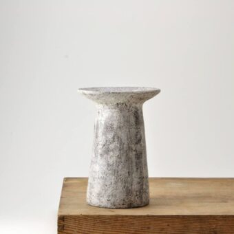 Konischer Kerzenleuchter mit Kammdekor, breit